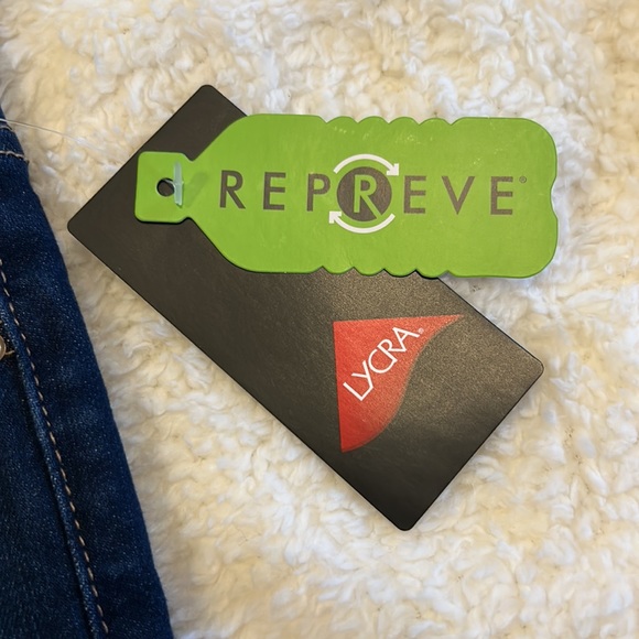 YMI - NWT High Rise Ankle Green Jean / 0 - Picture 8 of 15